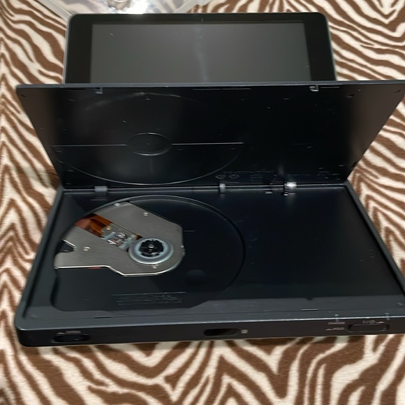 SONY Portable DVD player with 8” Widescreen LCD - Picture 2 of 7